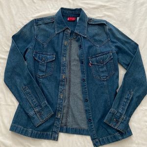 Gently used Women’s size small Levi’s denim shirt